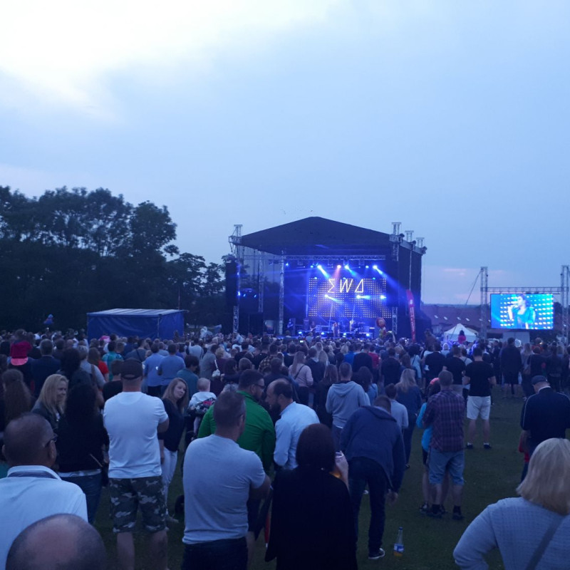 koncert przed sceną