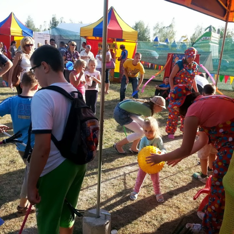 Oświetlenie dekoracyjne sceny w hali namiotowej