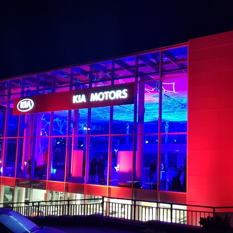 Konstrukcja z trawersów aluminiowych i reflektorami LED