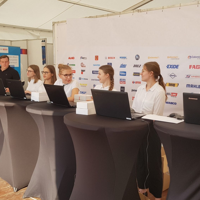 Scena z podświetleniem LED w namiocie eventowym