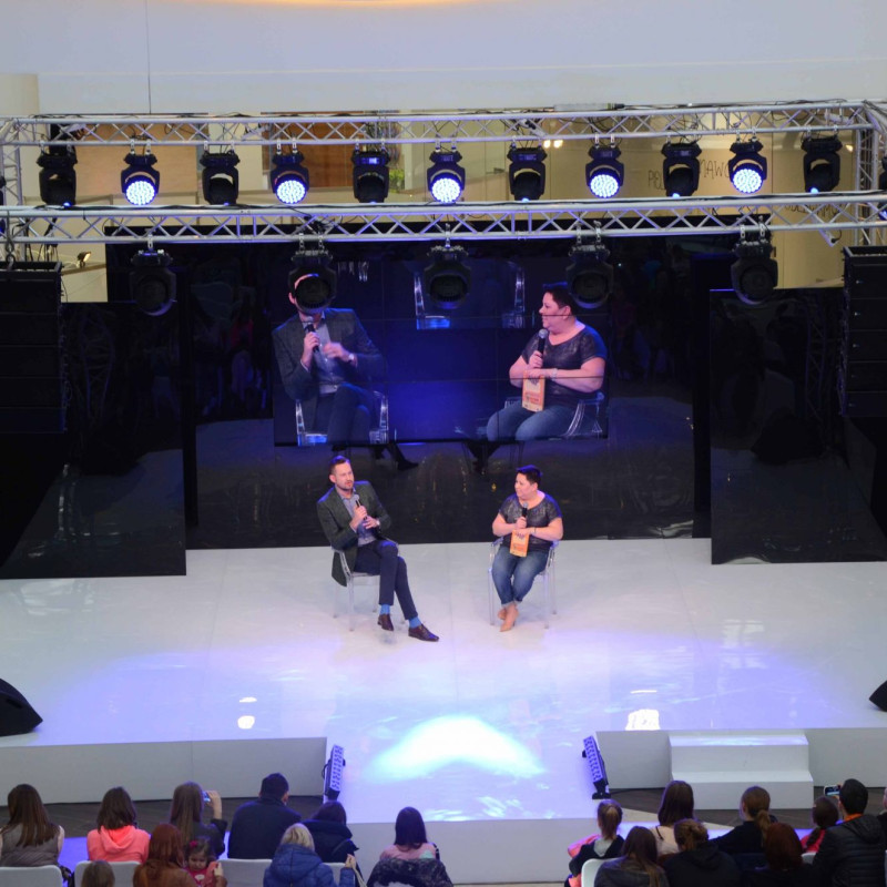 Ekran LED z wizualizacjami marek podczas eventu promocyjnego