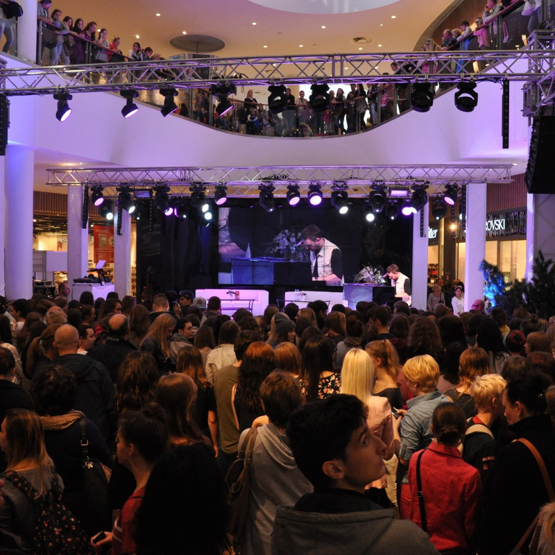 Scena HIPS z oświetleniem LED w galerii handlowej