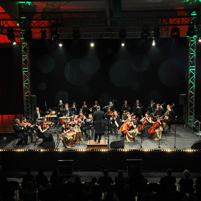 scena, koncert orkiestry symfonicznej