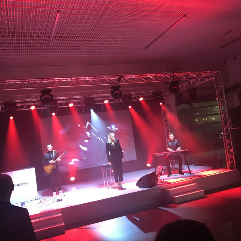 Scena HIPS z podświetleniem podczas eventu motoryzacyjnego