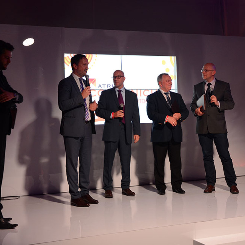 Ekran LED jako tło sceniczne konferencji
