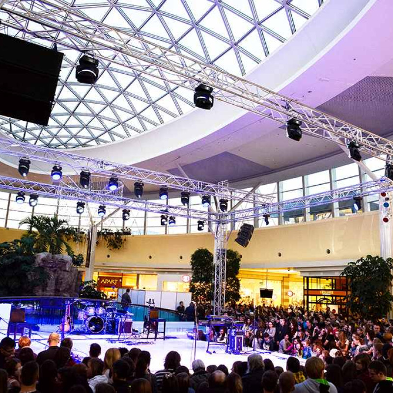 Ekran LED jako element wizualny wydarzenia w centrum handlowym