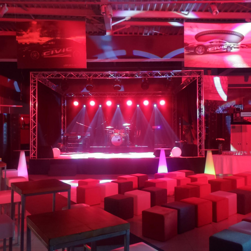 Aluminiowe trawersy z oświetleniem LED w salonie samochodowym