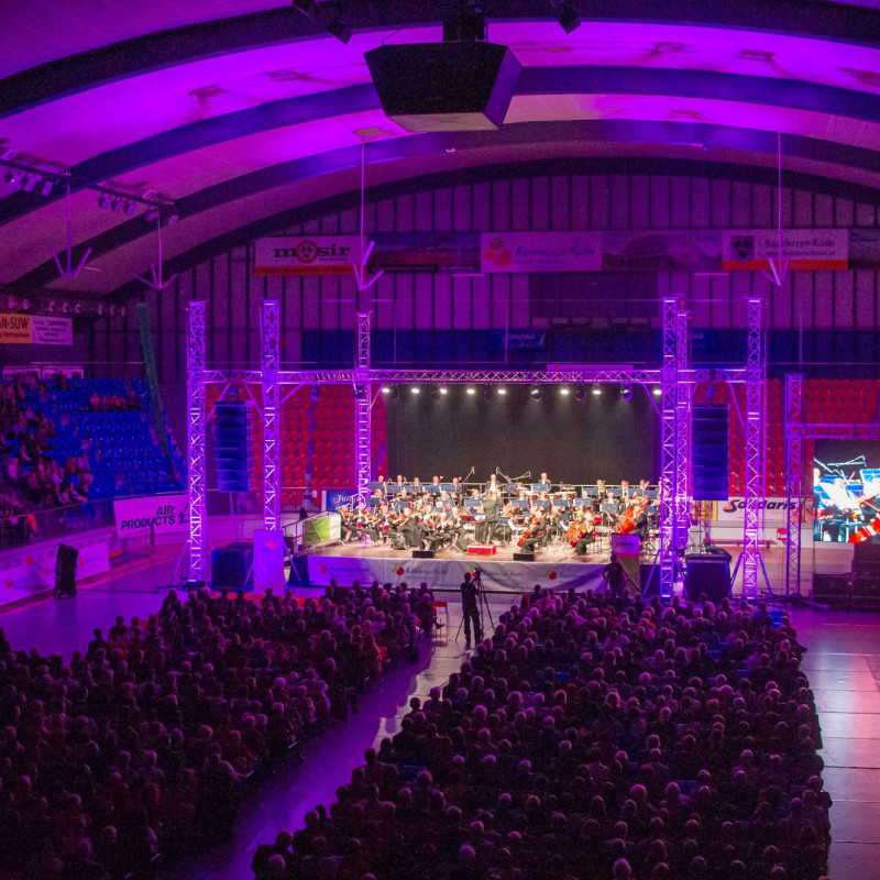 scena, impreza z orkiestrą