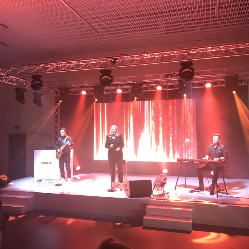 Scena HIPS z ekranem LED na wydarzeniu motoryzacyjnym