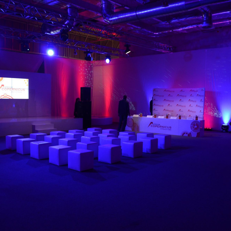 Technika sceniczna – oświetlenie i nagłośnienie na konferencji