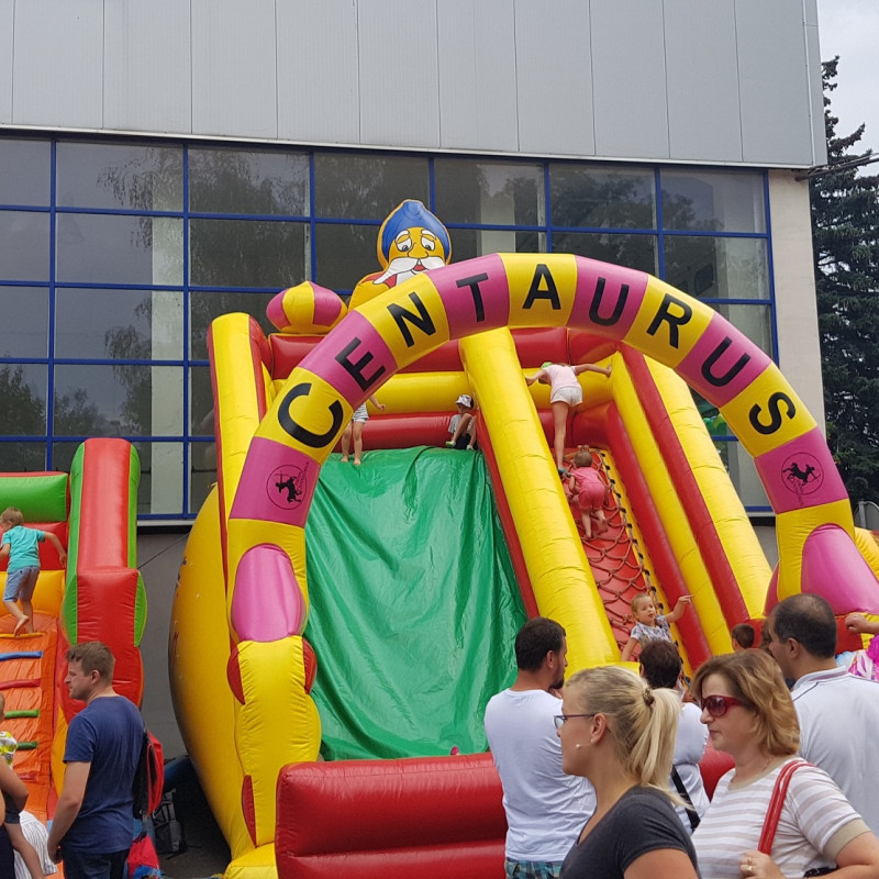 Hala namiotowa z estradowym nagłośnieniem i ekranem LED