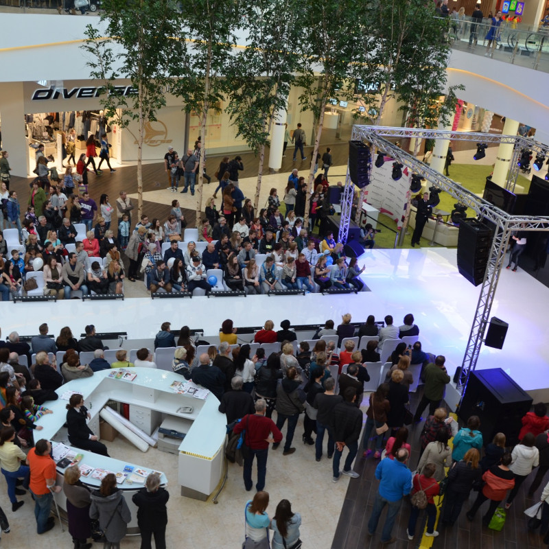 Scena HIPS z oświetleniem LED w galerii handlowej
