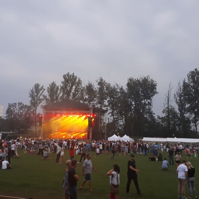 Plenerowa scena z pełnym nagłośnieniem na pikniku korporacyjnym