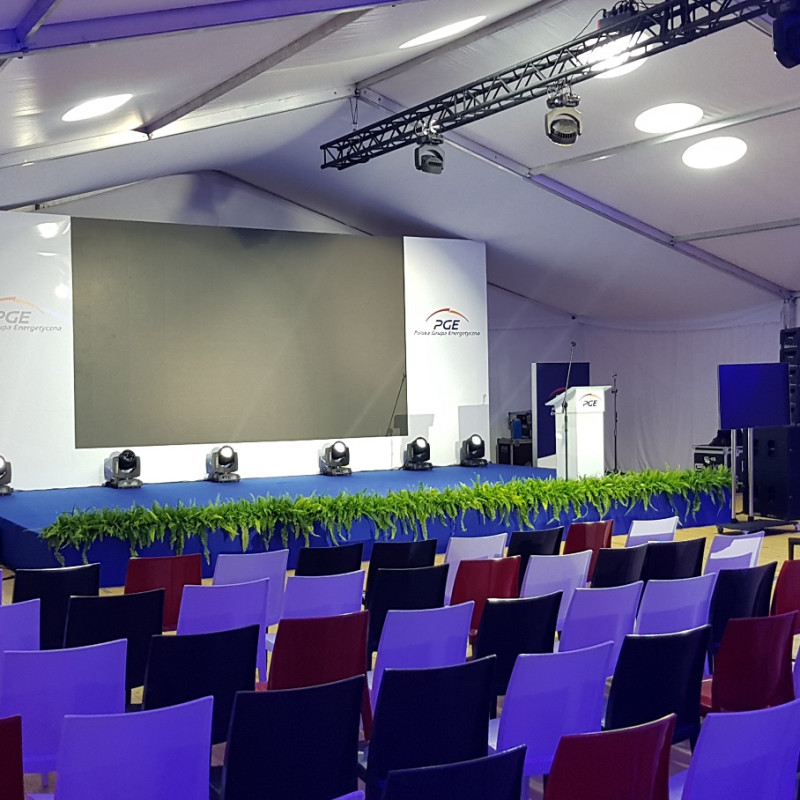 Scena z ekranem LED i konstrukcją z trawersów